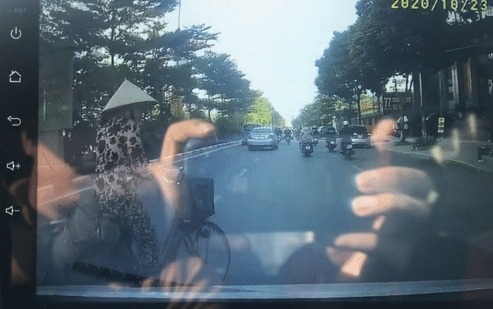 Clip: Cụ bà chạy xe đạp bất ngờ xuất hiện trước mũi xe và pha đạp phanh 'tê chân' của tài xế Ảnh 2