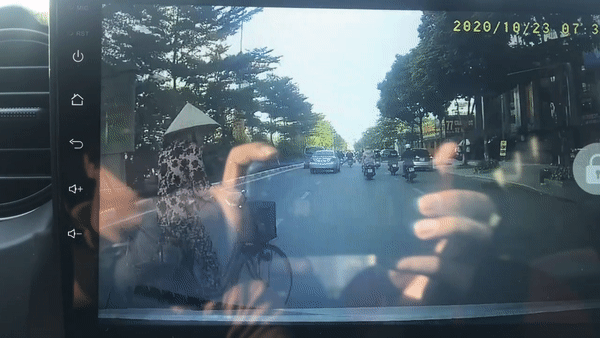 Tài xế 'phanh tê chân' khi cụ bà chạy xe đạp bất ngờ xuất hiện trước mũi xe