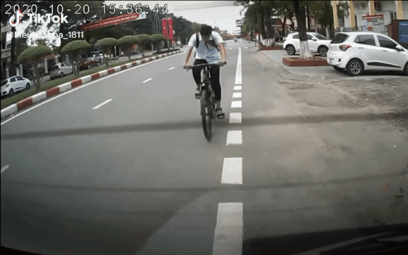 Cúi gằm mặt đạp xe, nam sinh tông trực diện vào đầu ô tô nhưng thái độ sau đó mới là điều khiến nhiều người lo lắng Ảnh 2