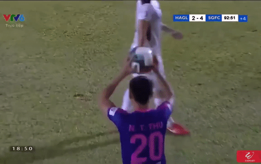 Hồng Duy bị ném bóng thẳng mặt: Bóng đá chúng ta đang chơi có luật không? Ảnh 2