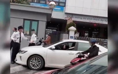 Clip: Bị bảo vệ ngăn lại, nữ tài xế vẫn đòi lao xe lên vỉa hè và nài nỉ 'anh cho em đi nốt lần này' Ảnh 2