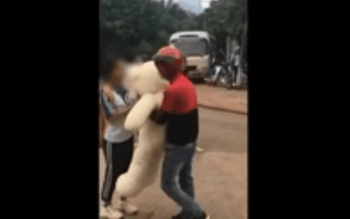 Đem gấu bông 'khổng lồ' đi tỏ tình bị từ chối, thanh niên còn có hành động khiến nữ sinh bực bội ra mặt Ảnh 2