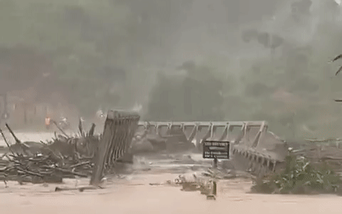 Clip: Nước lũ dâng cao cuốn trôi cầu sắt ở Kon Tum, gần 1.500 người dân bị cô lập Ảnh 2