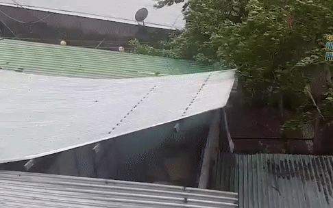 Clip: Bão số 9 đổ bộ, gió mạnh kinh hoàng làm tốc nhiều mái nhà ở miền Trung Ảnh 2