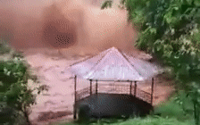 Clip: Kinh hãi cảnh thác nước ở Kon Tum đục ngầu chảy dữ dội Ảnh 2