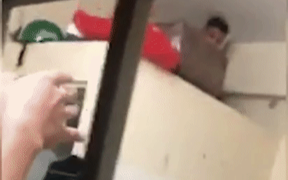 Clip: Náo loạn cảnh cả khu trọ cầm gậy vây bắt tên trộm trốn trên nóc nhà vệ sinh nữ Ảnh 2