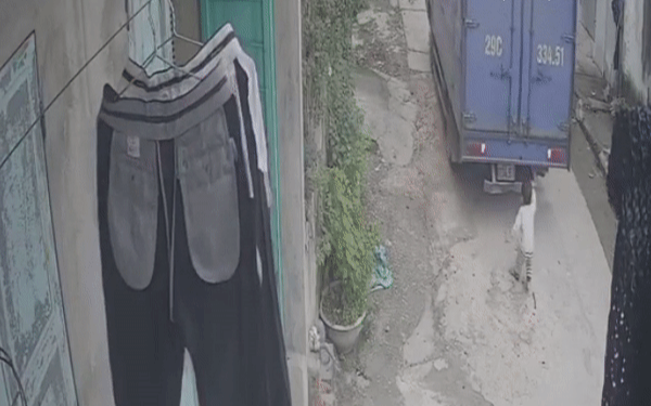 Clip: Thót tim khoảnh khắc xe tải lùi làm em bé đang chập chững đi lọt vào gầm Ảnh 2