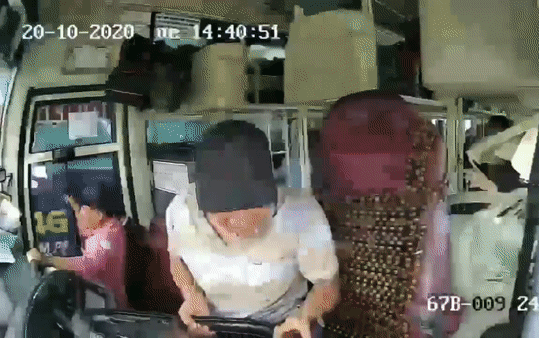 Clip: Tài xế văng khỏi chỗ khi đánh lái gấp cố tránh người phụ nữ chạy xe máy sang đường thiếu quan sát Ảnh 2