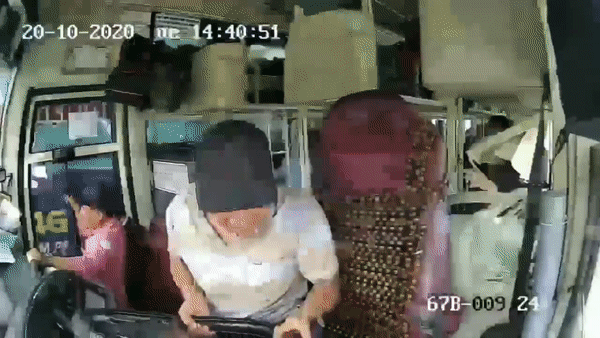 Khoảnh khắc tài xế văng khỏi chỗ khi đánh lái cố tránh người phụ nữ chạy xe máy sang đường