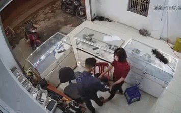 Clip: Bị bắt quả tang trộm điện thoại, thanh niên còn đứng đôi co với bà chủ: 'Chị bỏ ra, em không chạy' Ảnh 2