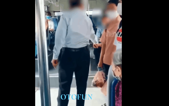 Khó chịu vì hành khách 'chân thối còn tháo giày', tài xế xe buýt lớn tiếng đuổi khách thẳng thừng Ảnh 2