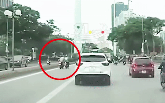 Clip: Hai xe máy va chạm trong làn BRT rồi đâm mạnh vào lề đường, 1 người bị văng ra xa Ảnh 2