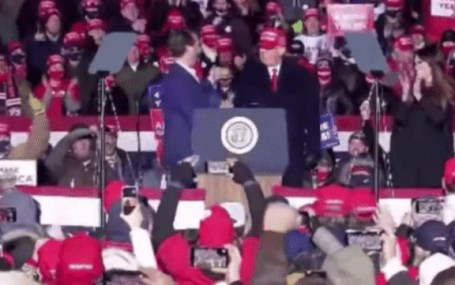 Ông Trump tránh né cái ôm của con trai trước mặt cử tri Ảnh 2