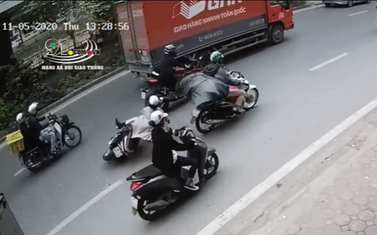 Clip: Va chạm với nam shipper, cô gái văng mạnh xuống đường, người phụ nữ đi sau cũng giật mình ngã xe Ảnh 2