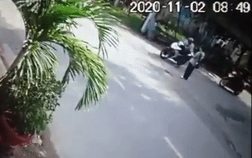 Clip: Người đàn ông bán vé số bị đánh vào ngực, ngã khuỵu xuống đường vì mời khách mua 2 lần Ảnh 2