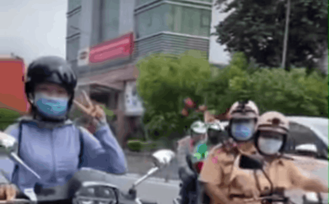 Vừa giơ tay tạo dáng chụp ảnh khi đang lái xe, cô gái trẻ liền tá hỏa khi phát hiện CSGT đang đi phía sau. Ảnh cắt từ clip