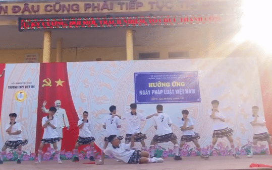 Dàn nam sinh mặc váy, tự tin trình diễn tiết mục nhảy hiện đại khiến toàn trường la hét vì quá lôi cuốn Ảnh 2