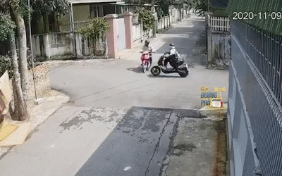 Clip: Quay đầu xe sang phải khi qua ngã tư, người đàn ông bị nữ sinh tông ngang thân xe Ảnh 2