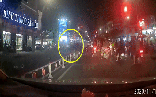 Clip: Khoảnh khắc kinh hãi khi ô tô tông hàng loạt xe máy giữa ngã tư Sài Gòn Ảnh 2