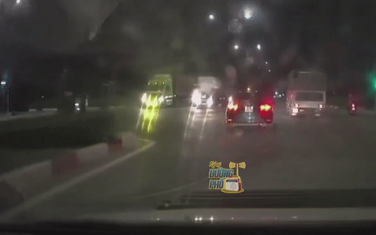 Clip: Liều lĩnh phóng xe 'thông chốt' CSCĐ, 2 thanh niên ngã lộn vòng như diễn xiếc giữa ngã tư Ảnh 2