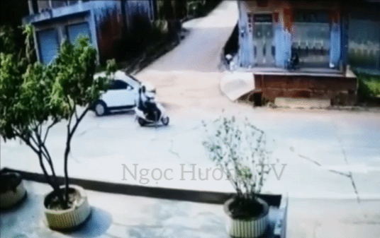 Clip: Tránh xe máy đi không dứt khoát, ô tô lao thẳng vào nhà dân khiến tất cả đều kinh sợ Ảnh 2