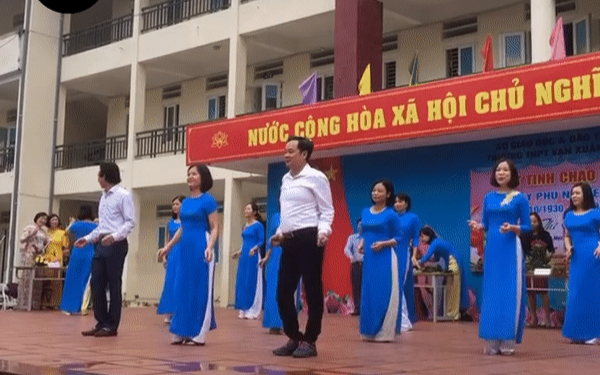 Học sinh phấn khích trước màn biểu diễn văn nghệ của thầy cô, tâm điểm chú ý dồn hết vào nhân vật này! Ảnh 2