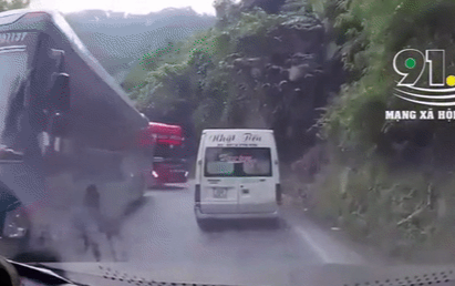 Clip: Xe khách khi ôm cua bất ngờ đâm 'dúi dụi' ô tô 16 chỗ vào vách núi Ảnh 2