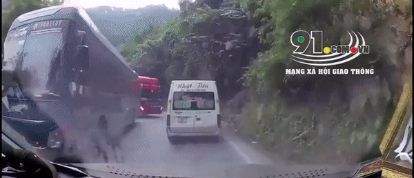 Khoảnh khắc xe 16 chỗ bị đâm 'dúi dụi' vào vách núi