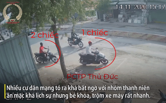 Clip: Xe máy chở 3 người tới bãi xe, vài giây sau 3 thanh niên thản nhiên rời đi với 3 'xe riêng' Ảnh 2