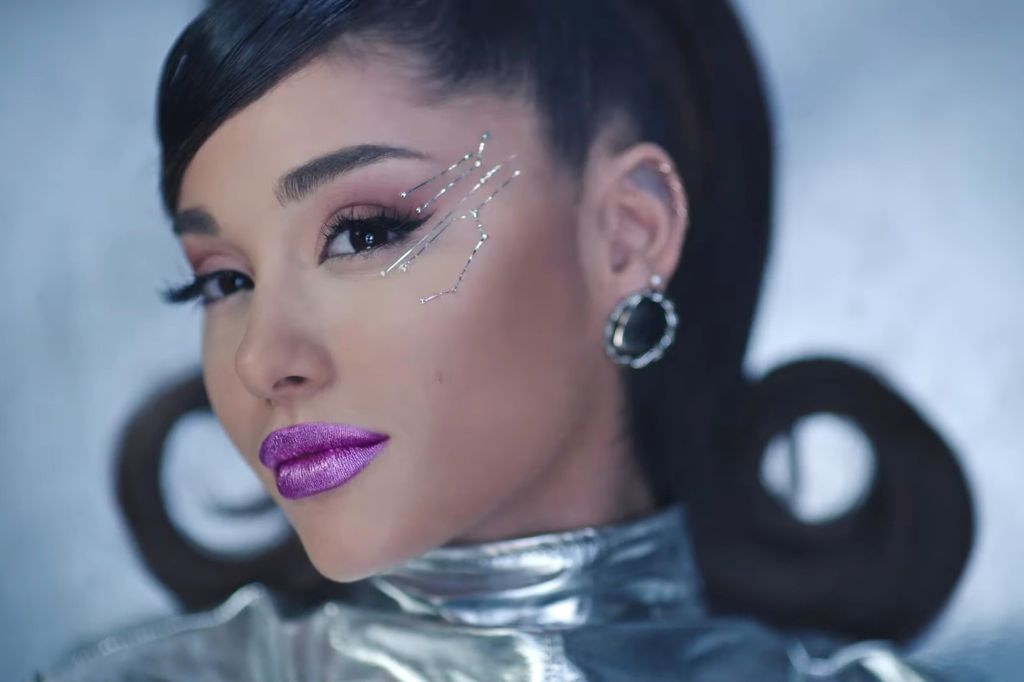 34 35 Ariana Grande Xoạc Cực đỉnh Trong Mv Mới Nhất