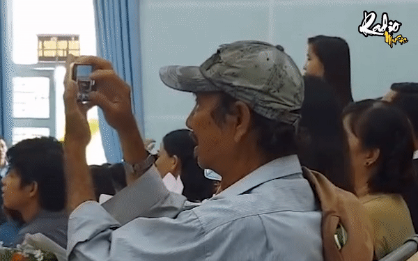 Xúc động khoảnh khắc người cha khắc khổ, giơ cao chiếc điện thoại cũ chụp con trai trong lễ tốt nghiệp ĐH Ảnh 2