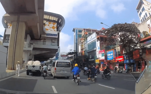 Clip: Xe máy đang chuyển làn đâm thẳng vào cô gái đi bộ sang đường, dân tình ngán ngẩm 'chẳng ai đúng cả' Ảnh 2