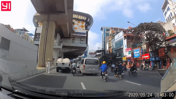 Khoảnh khắc người đàn ông chạy xe máy đâm thẳng vào cô gái đi bộ sang đường