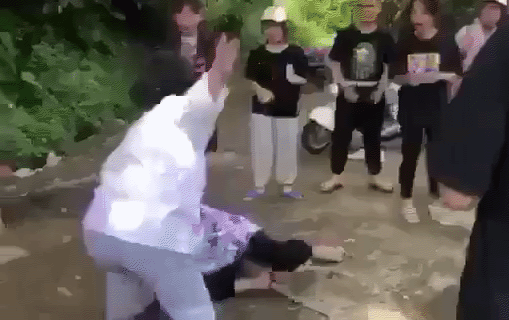 Hé lộ nguyên nhân nữ sinh lớp 8 bị đánh hội đồng dã man, những người xung quanh đứng reo hò cổ vũ Ảnh 2
