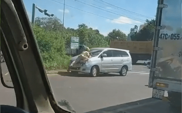 Clip: Tài xế không chấp hành hiệu lệnh, cố tình bỏ chạy bất chấp CSGT đu bám trên nắp capo Ảnh 2
