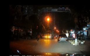 Clip: Hốt hoảng cảnh người đàn ông cởi trần bất ngờ lao thẳng vào trước đầu xe tải rồi nằm lăn ra đất Ảnh 2