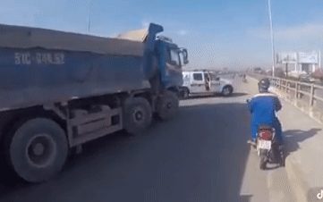 Clip: Không chấp hành hiệu lệnh, xe ben lạng lách bỏ chạy rồi húc vào đuôi xe CSGT Ảnh 2