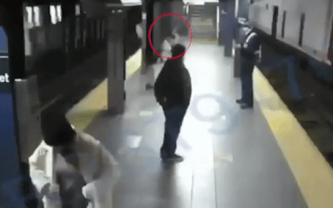 Bị người lạ đẩy xuống đường ray ngay lúc đoàn tàu lao đến, người phụ nữ thoát chết thần kỳ Ảnh 2