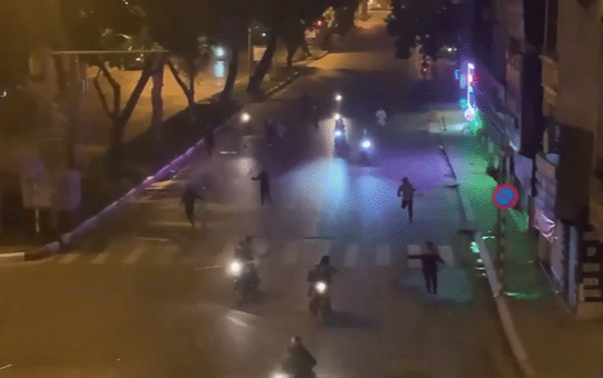 Clip: Hàng chục thanh niên chạy xe máy rú còi inh ỏi, cầm gậy đuổi đánh nhau ngay giữa đường phố Thủ đô Ảnh 2