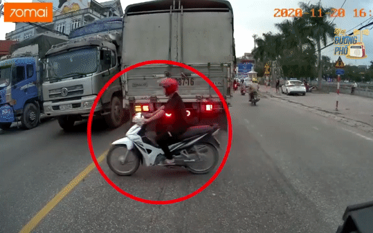 Clip: Nam thanh niên lao sang đường bị xe tải tông, người dân hoảng hốt cúi xuống gầm xe tìm Ảnh 2