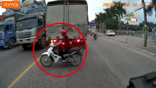 Khoảnh khắc nam thanh niên bị xe tải cuốn vào gầm gây kinh hãi