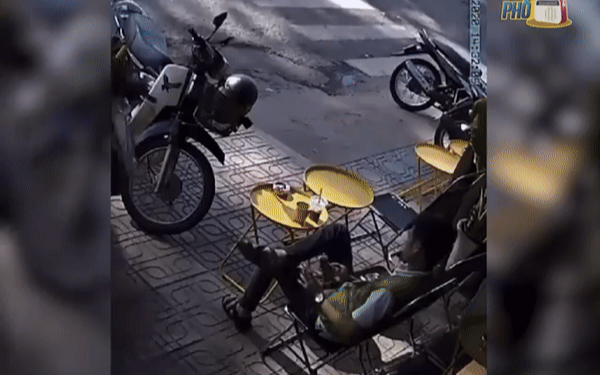 Clip: Ngồi quán nước hút thuốc, xe con bất ngờ lao thẳng về phía nam thanh niên khiến tất cả thót tim Ảnh 2