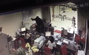 Camera ghi cảnh đối tượng bịt mặt xông vào đe dọa nhân viên, cướp ngân hàng ở Đồng Nai Ảnh 2