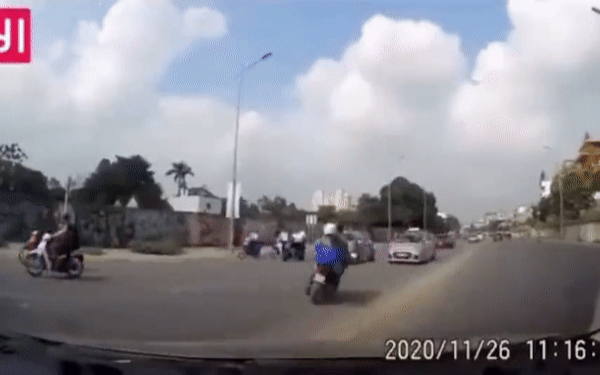 Clip: Sau cú tông trực diện ô tô, vợ nằm đau giữa đường, chồng đuổi theo con chó gây tranh cãi Ảnh 2