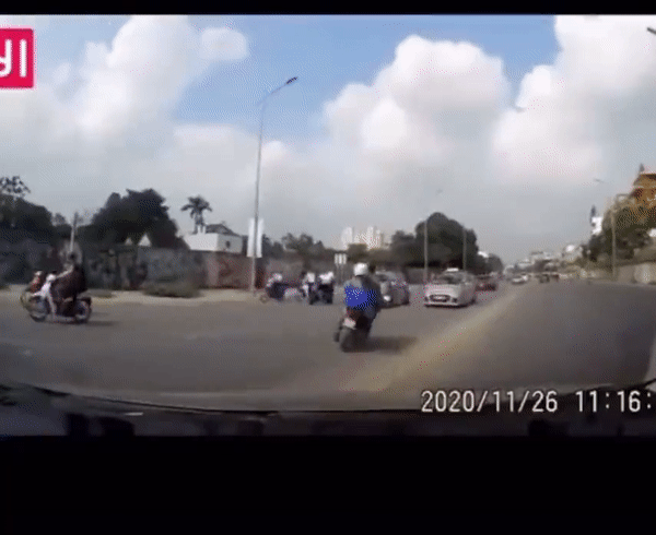 Khoảnh khắc xe máy tông trực diện ô tô khiến nhiều người sợ hãi