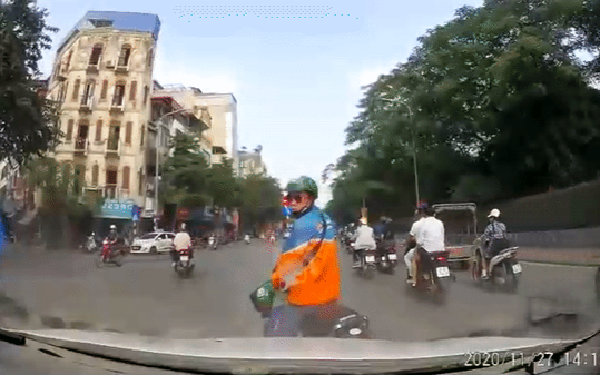 Clip: Đang sang đường bị ô tô bấm còi inh ỏi giục giã, nam shipper quay lại nhổ nước bọt trả đũa Ảnh 2