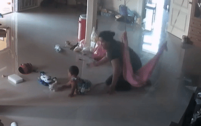 Khoảnh khắc 'nghẹt thở' khi mẹ cứu con trai 1 tuổi khỏi bị rết khổng lồ cắn Ảnh 2