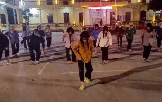 Diện áo bà ba, chân đi dép tổ ong 'huyền thoại', nhóm nữ sinh gây sốt CĐM với tiết mục văn nghệ vui nhộn Ảnh 2