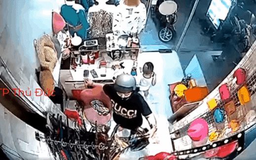 Clip: Bà chị đeo vàng đầy tay trộm điện thoại, dân mạng phát hiện sự trùng hợp bất ngờ Ảnh 2