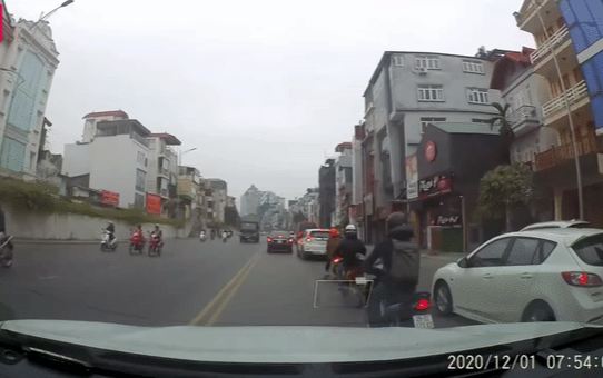 Clip: Chỉ vì pha quay đầu sai luật của ô tô Kia Morning, 5 xe phía sau rơi vào tình huống nguy hiểm Ảnh 2